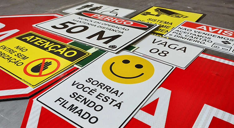 Placas e sinalização
